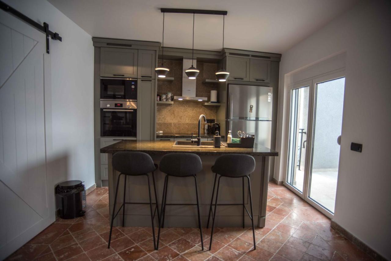 Modern Waterfront 3-Bed Apartment Donja Kostanjica Exterior foto